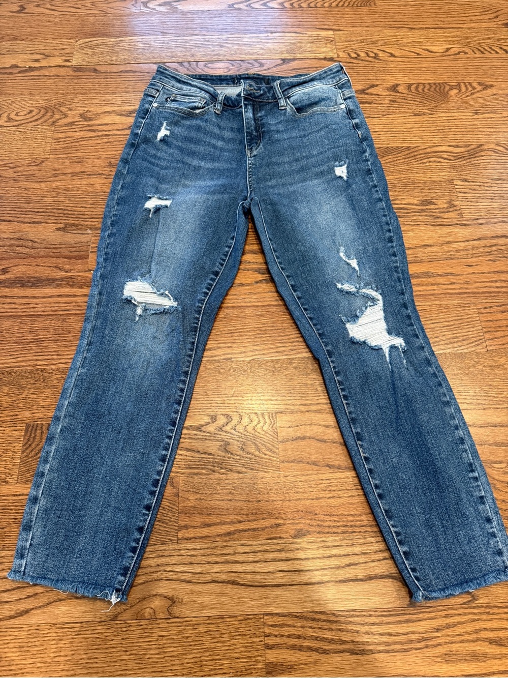 Judy Blue Medium Wash Distressed Straight Leg Jeans